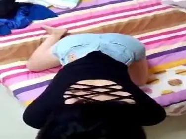 Gadis Cantik Pasrah Goyang Kasur Bareng Kakak