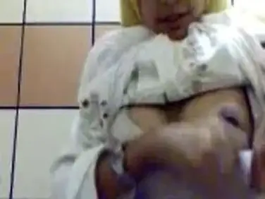 Ukhti Hijab Kuning Cantik Live Bersantai Kasur